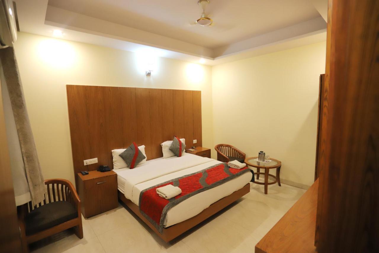Hotel Aries New Delhi Exterior photo