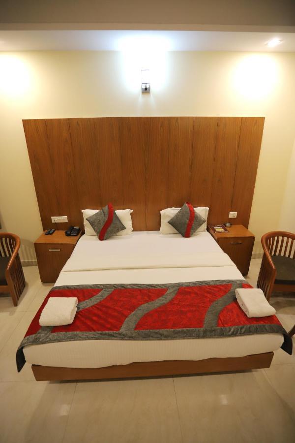 Hotel Aries New Delhi Exterior photo