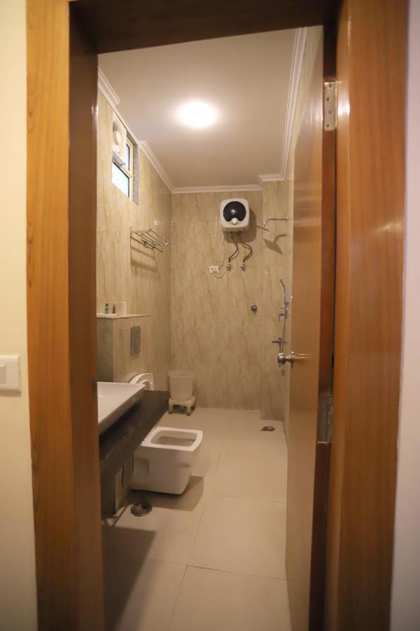Hotel Aries New Delhi Exterior photo