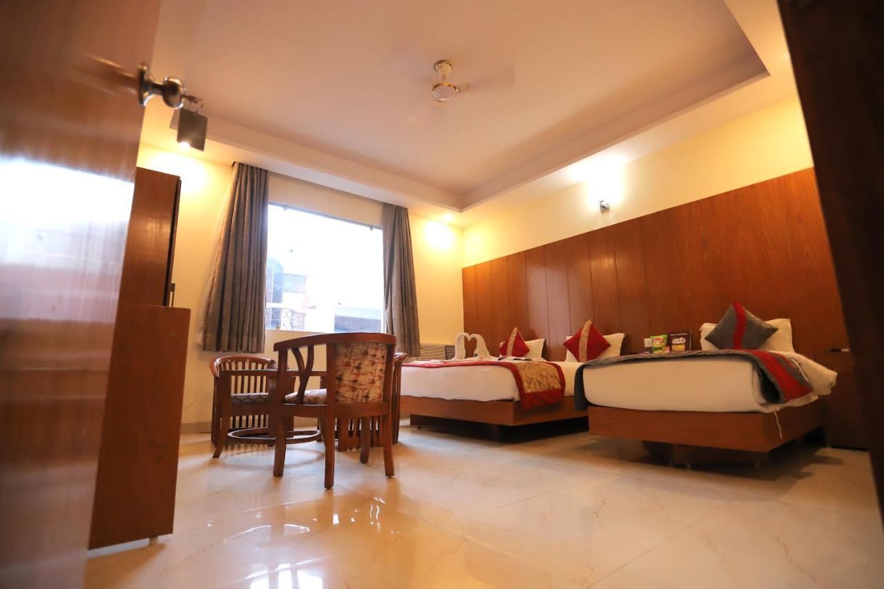 Hotel Aries New Delhi Exterior photo