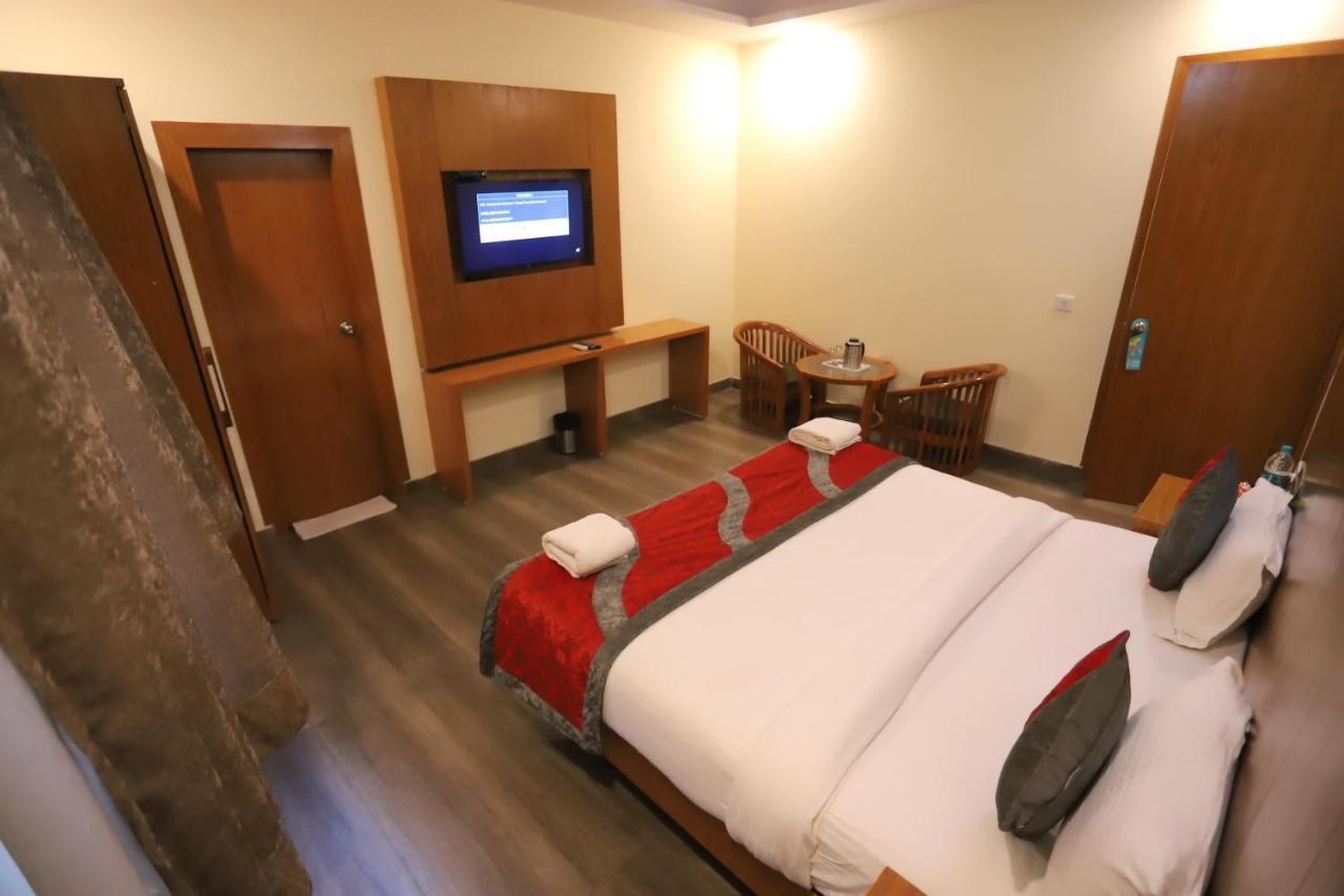 Hotel Aries New Delhi Exterior photo