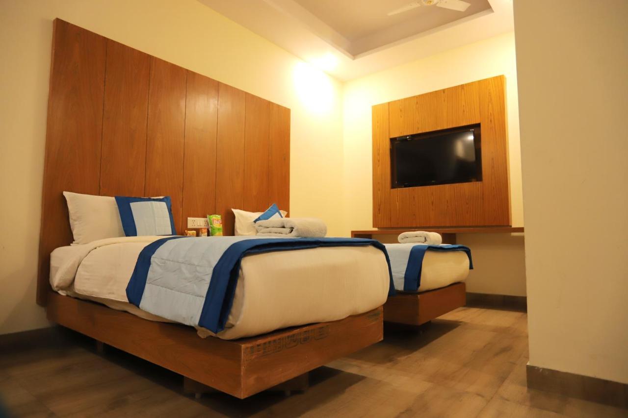 Hotel Aries New Delhi Exterior photo